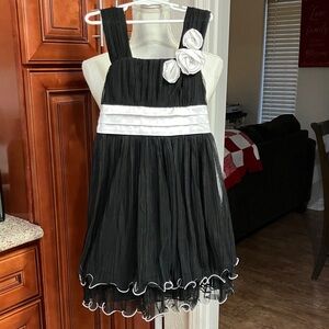 Formal Charming Black and White Kids girl tulle Dress with Floral Accents